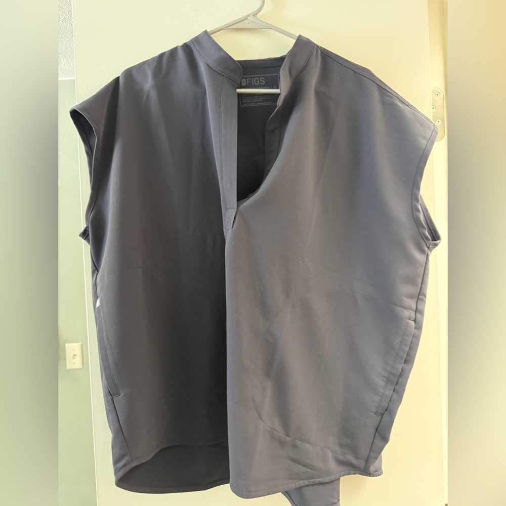 Figs Rafaela Scrub Top in Charcoal